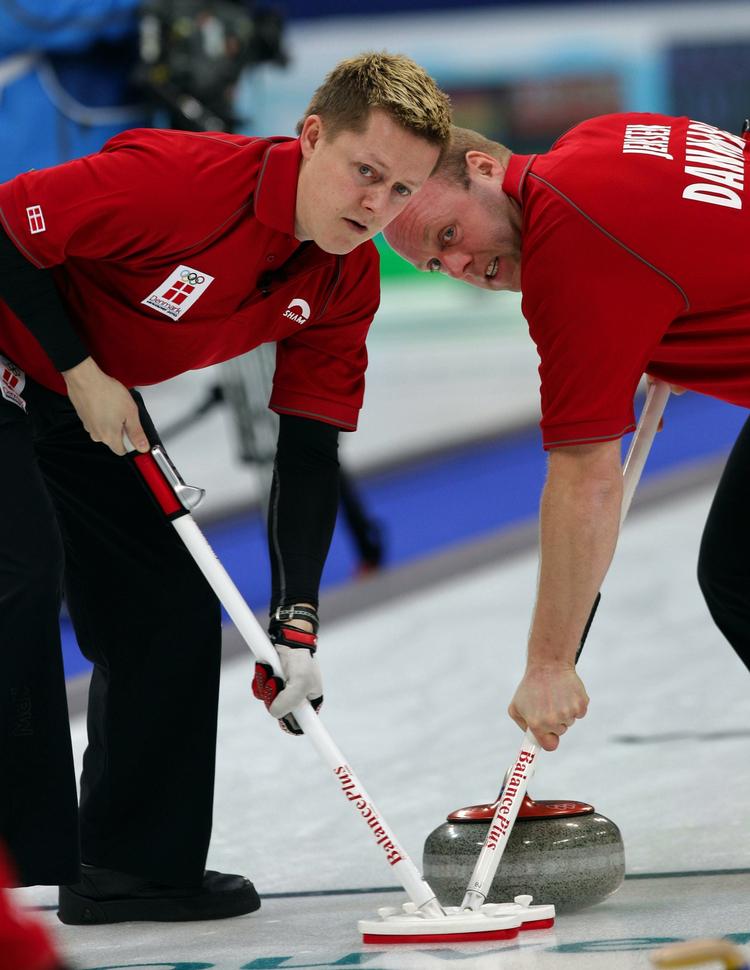 Glatføre. To af de sidste tre ender blev tabt 0-3, og det kostede Johnny Frederiksen, Bo Jensen og resten af curlingholdet dyrt. Arkivfoto. 