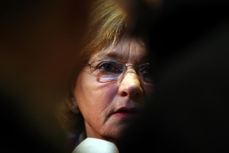 hjemvendt. Dansk Folkepartis leder, Pia Kjærsgaard,  vendte i dag hjem fra ferie i Prag på grund af trusselssagen. Billedet er taget i lufthavnen under hendes pressemøde. 