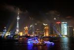 Selv om Asiens ledende økonomier haler ind på USA, har USA fortsat et enormt forspring, skriver Minxin Pei. Arkivfoto fra Shanghais nattehimmel. 