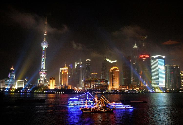 Selv om Asiens ledende økonomier haler ind på USA, har USA fortsat et enormt forspring, skriver Minxin Pei. Arkivfoto fra Shanghais nattehimmel. 