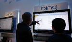 Gæster ved en it-messe i Las Vegas har fundet vej til Microsofts område, hvor de kigger på 'Bing'. 