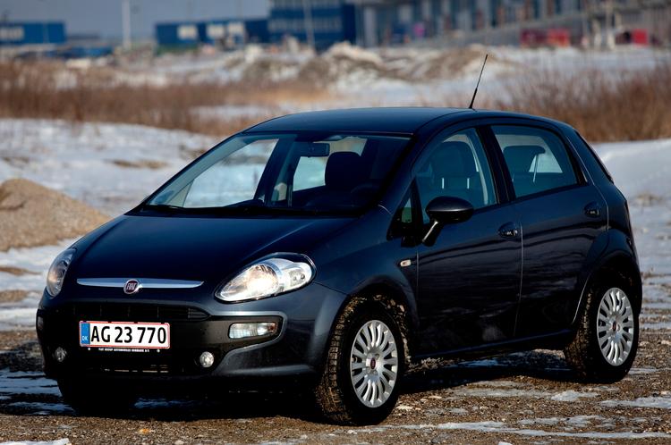 Ny linjeføring omkring forlygter og kølergrill er noget af det, der adskiller Fiat Punto Evo fra  forgængeren Grande Punto. 