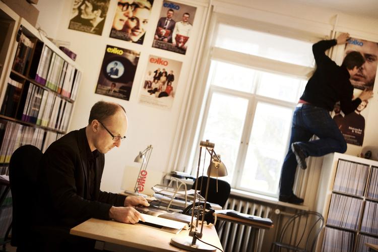 Filosofien. Film er, indlysende, et visuelt medie, og derfor bør et magasin om film også tilfredsstille det æstetiske behov, filmelskere har. Det er filosofien bag, at filmmagasinet Ekko. Her går Ekko-chefredaktør Claus Christensen det nyeste nummer af magasinet igennem. 