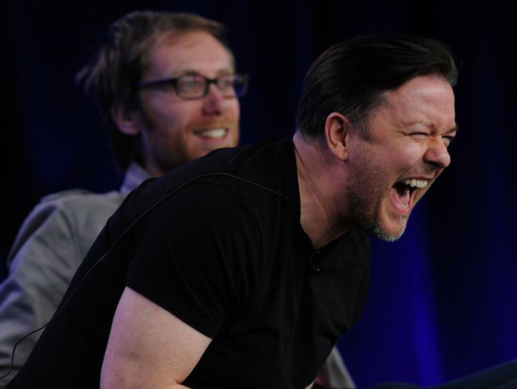Morsomt. D'herrer Stephen Merchant (bagest) og Ricky Gervais står bag tv-succeserne 'The Office' og 'Extras'. For nogle år siden stod de også bag verdens mest downloadede podcast, som nu bliver animeret. Arkivfoto. 