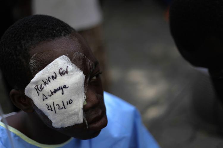 Husk! Denne mand skal have skiftet sin bandage om et par dage. Han er blevet behandlet på Sacre Couer-hospitalet i Port-au-Prince for sår, han fik under jordskælvet 12. januar. 