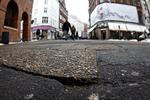 Nedslidt. Belægningen i Købmagergade har længe trængt til en ansigtsløftning. Men kommunen mangler penge til projektet. 