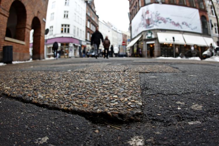 Nedslidt. Belægningen i Købmagergade har længe trængt til en ansigtsløftning. Men kommunen mangler penge til projektet. 