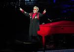 luksuskæreste. Elton John fortryder, at han har overdænget unge mænd med gaver og rejser. 