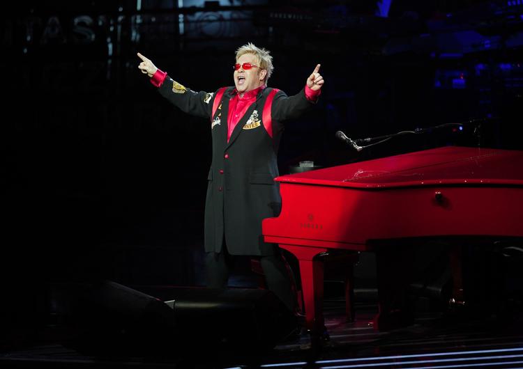 luksuskæreste. Elton John fortryder, at han har overdænget unge mænd med gaver og rejser. 