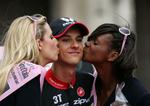 traditionelt. Det seneste sejrskys i Giro d'Italia-sammenhæng blev uddelt på traditionel vis, da Ignatas Konovalovas vnadt den afsluttende enkeltstart sidste år. Arkivfoto. 