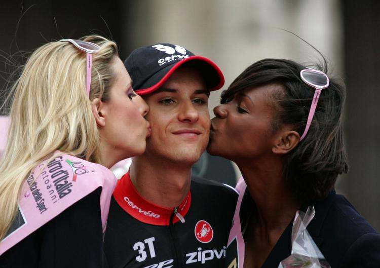traditionelt. Det seneste sejrskys i Giro d'Italia-sammenhæng blev uddelt på traditionel vis, da Ignatas Konovalovas vnadt den afsluttende enkeltstart sidste år. Arkivfoto. 