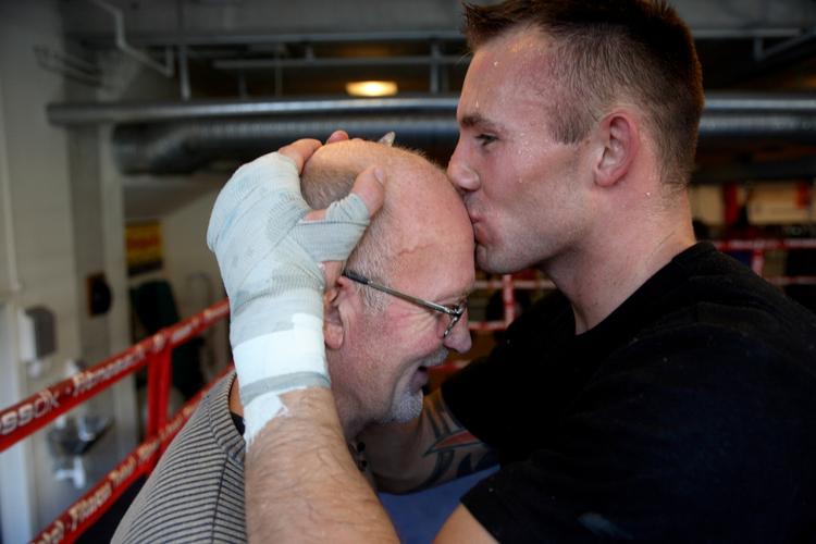 FARVEL. Mikkel Kessler har taget afsked med Richard Olsen, men træneren mener, at bokseren også skal tage afsked med sporten. Arkivfoto. 