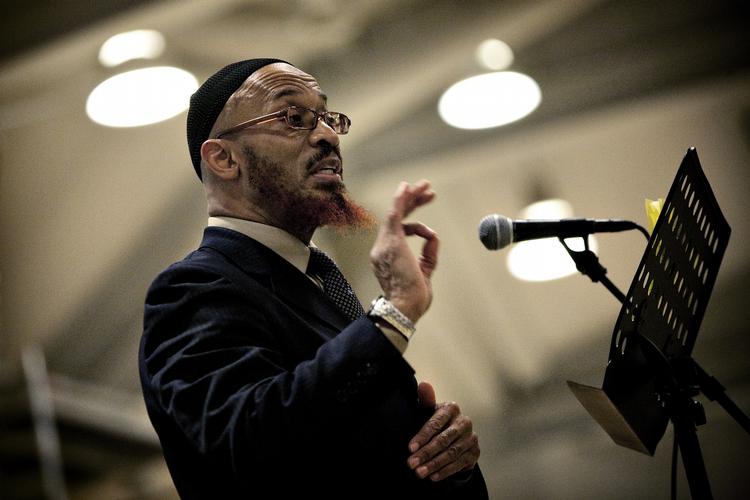 MODERAT. Den omstridte imam, Sheik Khalid Yasin, talte om integration og antiradikalisering i Korsgadehallen. 