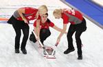 NEDTUR. Efter fire nederlag i fem kampe ser det svært ud for de danske curlingkvinder. Alligevel tror de fortsat på medaljer. 