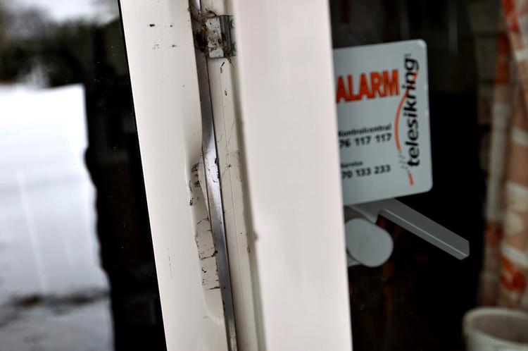 Fejlslagent. Indbrudstyve lader sig på ingen måde skræmme af et klistermærke fra et alarmselskab. Sikkerhedsfirmaerne bliver kritiseret af politi og eksperter for at vildlede boligejere. 