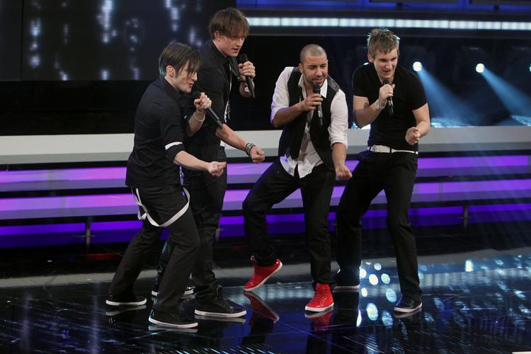 Auto-Tune er en redningskrans, der er klar til at hive deltagerne op, hvis de kommer ud på alt for dybt vand. På billedet er In-Joy fra i går aftes X-factor show. 