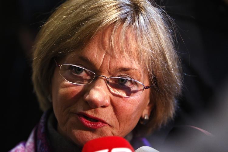 Trusselssag. Pia Kjærsgaard vendte torsdag hjem fra ferie i Prag - samme dag som politiet anholdt fem personer for trusler mod hende. 