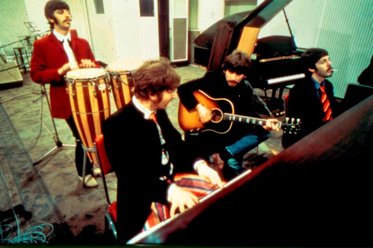 Legender. Abbey Road Studios' mest berømte brugere er utvivlsomt The  Beatles, som indspillede hovedparten af produktionen i studierne og som bekendt navngav et album efter stedet. Her ses de fire i studiet ca. 1968. Foto: Polfoto 