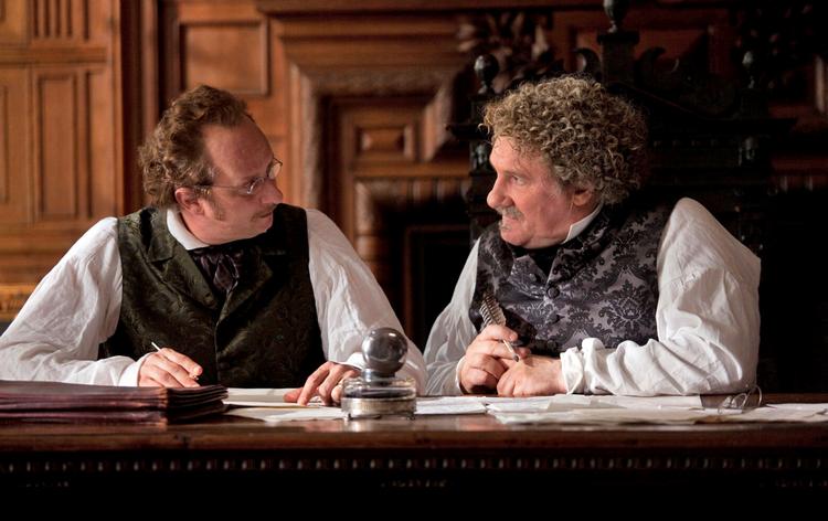 Fejlcastet. Gérard Depardieu som Alexandre Dumas (th.) i filmen 'Den anden Dumas'. Franske kritikere mener, at Depardieu som hvid mand er fejlcastet til rollen, da forfatteren var mulat. Foto fra filmen: Pascal Chantier 