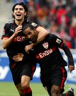 VM-duo.  Serdar Tasci (til venstre) jubler med holdkammeraten Cacau, der scorede hele fire gange for Stuttgart. Duoen kan meget vel komme til at tilbringe mere tid sammen i år. Begge bejler nemlig til en plads i den tyske VM-trup. 
