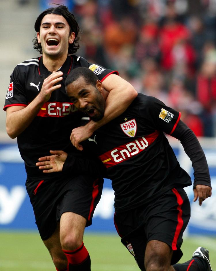 VM-duo.  Serdar Tasci (til venstre) jubler med holdkammeraten Cacau, der scorede hele fire gange for Stuttgart. Duoen kan meget vel komme til at tilbringe mere tid sammen i år. Begge bejler nemlig til en plads i den tyske VM-trup. 