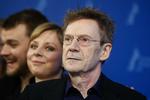 Bjørneløs. Hverken Thomas Vinterbergs 'Submarino' eller Pernille Fischer Christensens 'En Familie' har vundet hovedpriser ved årets Berlinale. I billedet Jesper Christensen og i baggrunden Lene Maria Christensen og Pilou Asbæk i forbindelse med visningen af 'En Familie' i går i Berlin. 