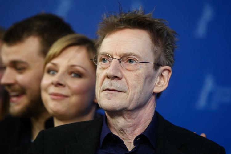 Bjørneløs. Hverken Thomas Vinterbergs 'Submarino' eller Pernille Fischer Christensens 'En Familie' har vundet hovedpriser ved årets Berlinale. I billedet Jesper Christensen og i baggrunden Lene Maria Christensen og Pilou Asbæk i forbindelse med visningen af 'En Familie' i går i Berlin. 