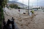 Oversvømmelse. Mudret vand strømmer ned mod havnen i Madeiras største by Funchal. Vandmasserne har kostet adskillige livet. 