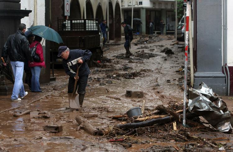 Mindst 38 er omkommet efter voldsomme regnskyl i går på den portugisiske ferieø Madeira. 