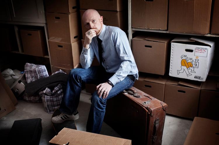 Sporskift. Tv-manden Mads Brügger vikarierer i øjeblikket som vært på DR 2's 'Deadline'.  Foto: Niels Christensen 