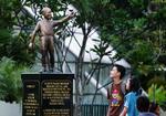 Omstridt. En lille statue af en meget berømt mand deler vandene i Indonesien. 