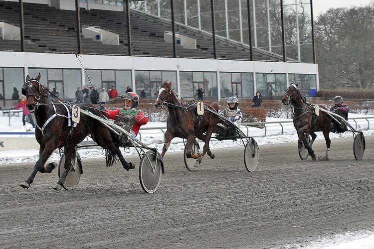 Nanok Djuhm (nummer 3) med Steen Juul vinder V5-finalen efter en imponerende præstation. 