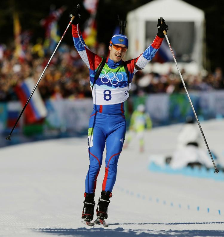 Guld. Jevgeni Ustjugov rækker armene i vejret efter han har krydset målstregen. 
