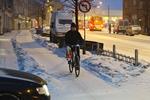 Balancekunst. En cyklist på vej gennem sneen her til morgen på Frederikssundsvej i København. Efter alt at dømme er der mere sne på vej i nat. 