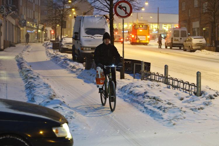 Balancekunst. En cyklist på vej gennem sneen her til morgen på Frederikssundsvej i København. Efter alt at dømme er der mere sne på vej i nat. 
