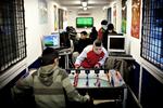 POPULÆR. Omar Dirawi koncentrerer sig om at vinde, mens 17-årige Brahim Yasine i baggrunden får hjælp til en jobansøgning. Stedet er det sociale projekt Hotspot i Valby. 