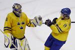 Verdensklasse. Henrik Lundqvist (til venstre) stod igen en fremragende kamp og havde tre redninger af højeste klasse mod Finland. 