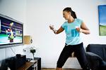 Med Wii-controlleren i hånden demonstrerer fitnesseksperten Lotte Pårup boksning med sig selv  foran fladskærmen. Nu har Wii-sportsspillene også fundet vej ud i skolernes idrætstimer. Arkiv 