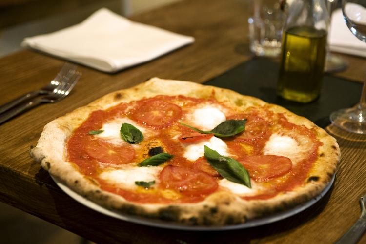 Nu er der igen fyret op i den store stenovn på Dronningensgade, så man kan få pizzaer, som var man i Napoli. Bottega er blevet til Téco. 