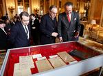 Beundring.  Lederen af det franske nationalbibliotek Bruno Racine (tv.), Frankrigs kulturminister Frédéric Mitterrand samt den hidtidige ejer af Casanova-manuskriptet Hubertus Brockhaus (th.) efter overdragelsen. Foto: Remy de la Mauviniere/AP 