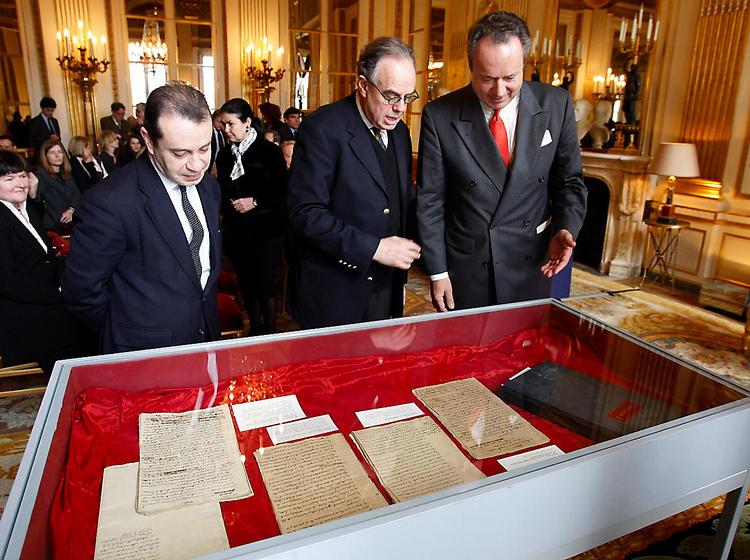 Beundring.  Lederen af det franske nationalbibliotek Bruno Racine (tv.), Frankrigs kulturminister Frédéric Mitterrand samt den hidtidige ejer af Casanova-manuskriptet Hubertus Brockhaus (th.) efter overdragelsen. Foto: Remy de la Mauviniere/AP 