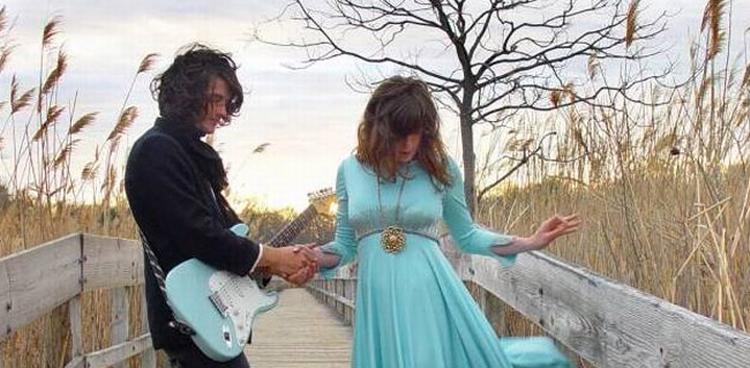 Den amerikanske duo Beach House burde give sig mere hen til deres musik og ikke være så verdensfjerne i deres optræden. Måske går det på foto, men på en scene virker det ikke godt at gemme sig under håret. 