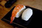 På et af de billigste steder i byen bliver sushien lavet af en robot. 