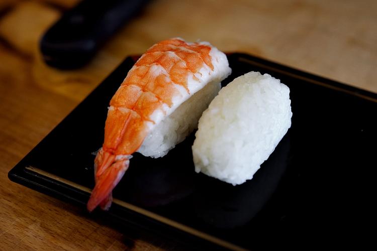 På et af de billigste steder i byen bliver sushien lavet af en robot. 