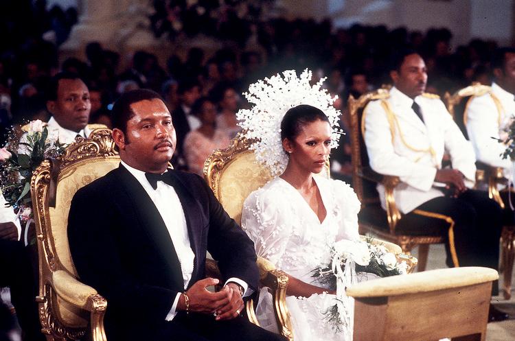 Skilsmisse. En del af formuen er gået til den kostbare skilsmisse fra konen Michèle Bennett, som han levede i sus og dus med i mange år. Billedet er fra brylluppet i 1980. Foto: AP 