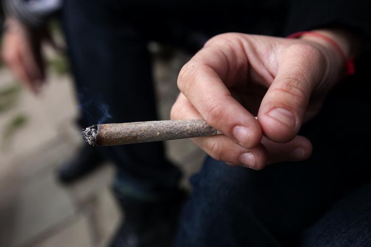 Urent. Det er bare ikke i orden, at fjernsynet pludselig begynder at tale til en, når man har røget hash i ti år og aldrig oplevet den slags trip før. Så er hashen dårlig, og så er det en sag for politiet. 