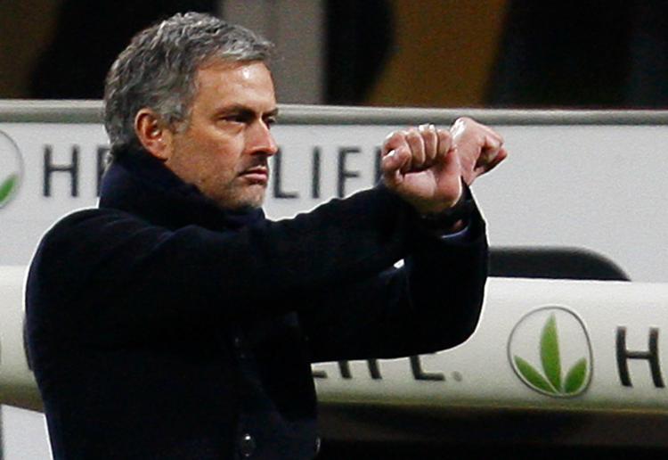 kontroversiel. Inter-træner José Mourinho gestikulerer på bænken under en kamp. Trænerens mange kontroverser med pressen har gjort ham upopulær i Italien. Arkivfoto. 