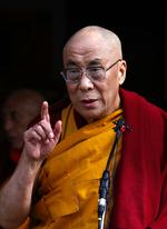 Dalai Lama taler til en menneskemængde efter markeringen af det tibetanske  nytår. 