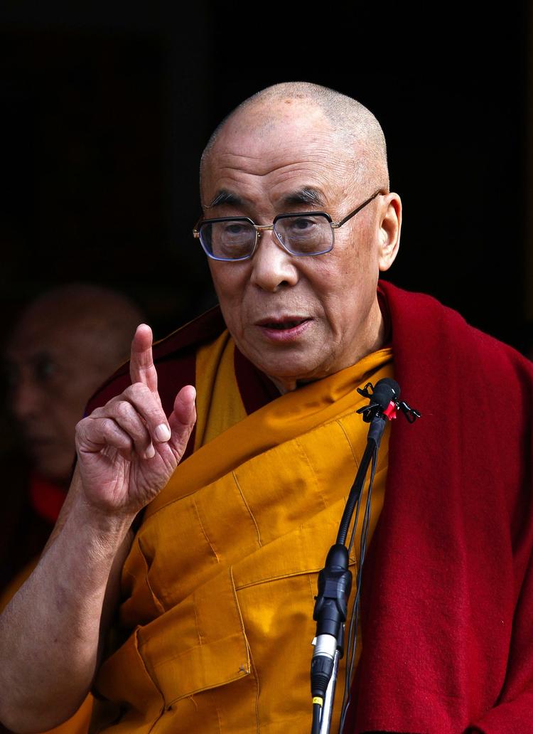 Dalai Lama taler til en menneskemængde efter markeringen af det tibetanske  nytår. 