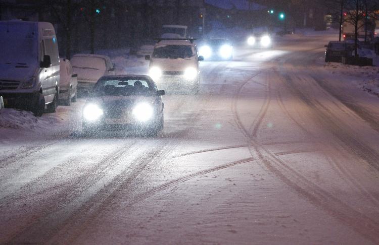 glatføre. Nattens snefald forsinker trafikanterne her til morgen. 